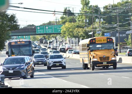 Paramus, New Jersey, USA. 29. September 2022. (NEU) Pendler reisen im starken Verkehr in Paramus. 29. September 2022, Paramus, New Jersey, USA: Pendler reisen im starken Verkehr auf der Route 4 East nach New York City und West und verlassen New York City am 29. September in Paramus, New Jersey (Foto: © Kyle Mazza/TheNEWS2 via ZUMA Press Wire) Stockfoto