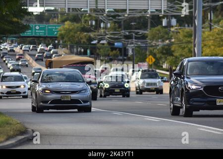 Paramus, New Jersey, USA. 29. September 2022. (NEU) Pendler reisen im starken Verkehr in Paramus. 29. September 2022, Paramus, New Jersey, USA: Pendler reisen im starken Verkehr auf der Route 4 East nach New York City und West und verlassen New York City am 29. September in Paramus, New Jersey (Foto: © Kyle Mazza/TheNEWS2 via ZUMA Press Wire) Stockfoto