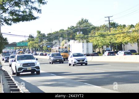 Paramus, New Jersey, USA. 29. September 2022. (NEU) Pendler reisen im starken Verkehr in Paramus. 29. September 2022, Paramus, New Jersey, USA: Pendler reisen im starken Verkehr auf der Route 4 East nach New York City und West und verlassen New York City am 29. September in Paramus, New Jersey (Foto: © Kyle Mazza/TheNEWS2 via ZUMA Press Wire) Stockfoto