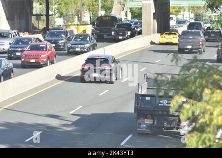 Paramus, New Jersey, USA. 29. September 2022. (NEU) Pendler reisen im starken Verkehr in Paramus. 29. September 2022, Paramus, New Jersey, USA: Pendler reisen im starken Verkehr auf der Route 4 East nach New York City und West und verlassen New York City am 29. September in Paramus, New Jersey (Foto: © Kyle Mazza/TheNEWS2 via ZUMA Press Wire) Stockfoto