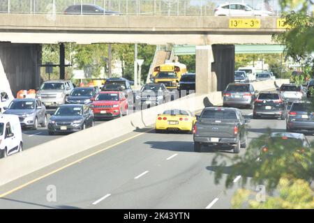 Paramus, New Jersey, USA. 29. September 2022. (NEU) Pendler reisen im starken Verkehr in Paramus. 29. September 2022, Paramus, New Jersey, USA: Pendler reisen im starken Verkehr auf der Route 4 East nach New York City und West und verlassen New York City am 29. September in Paramus, New Jersey (Foto: © Kyle Mazza/TheNEWS2 via ZUMA Press Wire) Stockfoto