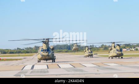 Soldaten der 101. Combat Aviation Brigade (CAB),101. Airborne Division (Air Assault), werden in der Lage, ihre Mission Operation Lethal Shadow, am 27. September 2022, in Ft. Campbell, Ky. Ziel der Mission war es, die Fähigkeiten von 101 CAB durch einen Langstreckenangriff zu testen. (USA Army Photo von SPC. Kelvin Johnson Jr., 40. Public Affairs Detachment) Stockfoto