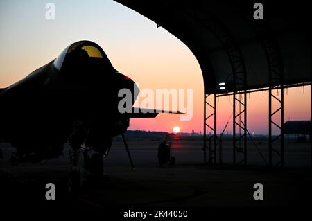 Die F-35A Lightning II-Flugzeuge des 33. Fighter Wing werden zum Training und zur Transformation der neuesten F-35A-Schülerpiloten der AF auf der Eglin Air Force Base, Florida, eingesetzt. Die 33. FW ist einer von zwei Standorten im AF, an denen kampfbereite 5.-Generation-Kampfflieger ausgebildet werden. (USA Luftwaffe Foto von Airman 1. Klasse Leandra Garcia) Stockfoto