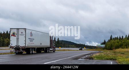 Ein Sattelschlepper parkte an einer Raststelle auf dem Trans-Canada Highway in Calgary, Alberta, Kanada Stockfoto