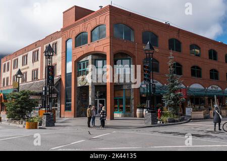 Das ehemalige King Edward Hotel, jetzt geschlossen, an der Ecke Banff Avenue und Caribou Street in Banff, Alberta, Kanada Stockfoto