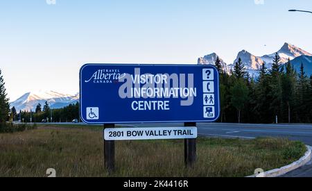 Das Visitor Information Centre Schild auf dem Bow Valley Trail in Canmore, Alberta, Kanada Stockfoto