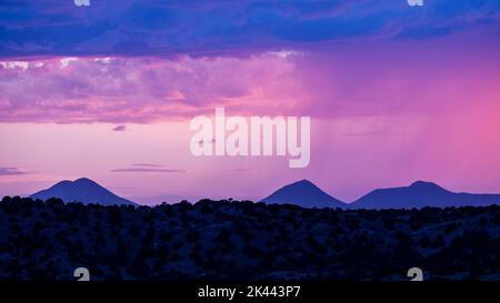 USA, New Mexico, Lamy, Monsoon, Sturmwolken, die sich in der Dämmerung über der Wüstenlandschaft bilden Stockfoto