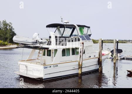 Cabin Cruiser „Lazy Days“ auf dem Myall River in Tea Gardens, NSW, Australien. Stockfoto