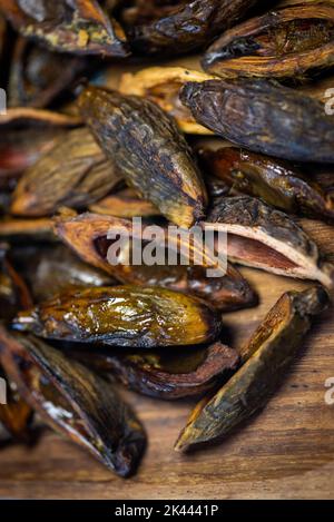 Schraubenmuttern in der Nahaufnahme einer Platte von oben Stockfoto
