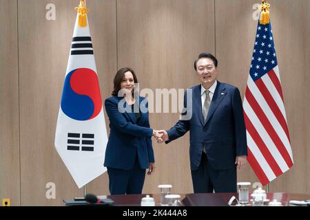 Seoul, Südkorea. 29. September 2022. Der südkoreanische Präsident Yoon Suk-yeol, rechts, schüttelt sich die Hände mit der US-Vizepräsidentin Kamala Harris, vor dem Beginn ihres bilateralen persönlichen Treffens im Präsidentenbüro im Bezirk Yongsan am, 29. September 2022 in Seoul, Südkorea. Kredit: Lawrence Jackson/Weißes Haus Foto/Alamy Live Nachrichten Stockfoto