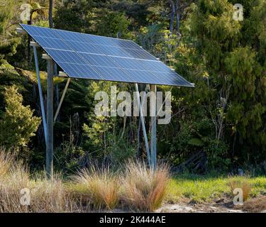 Leben aus dem Netz. Solarmodule Strom für ein off grid Haus in zurück Land Neuseelands. Stockfoto