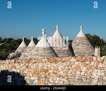 Italien, Apulien, Provinz Brindisi, Ostuni, traditionelle Trulli-Häuser Stockfoto