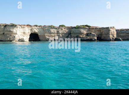 Italien, Apulien, Provinz Lecce, Otranto, Baia Del Mulino D'acqua, Klippen und Höhlen an der Seeküste Stockfoto