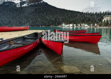 Kanus auf dem Lake Louise im Banff National Park, Alberta, Kanada Stockfoto