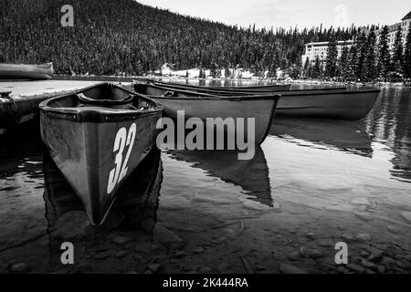 Kanus auf dem Lake Louise im Banff National Park, Alberta, Kanada Stockfoto