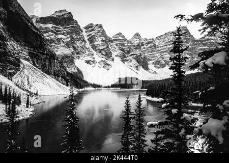 Moraine Lake im Winter, Banff National Park, Alberta, Kanada Stockfoto