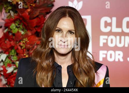 New York, Usa. 29. September 2022. Julia Roberts trifft am Donnerstag, dem 29. September 2022 in New York City, auf dem roten Teppich bei den Albie Awards der Clooney Foundation for Justice in der New York Public Library ein. Foto von John Angelillo/UPI Credit: UPI/Alamy Live News Stockfoto