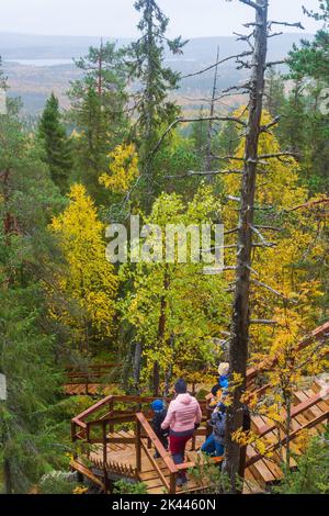 Menschen, die an der Holztreppe von Pallistajavaara in Pello Lappland hinuntergehen Stockfoto