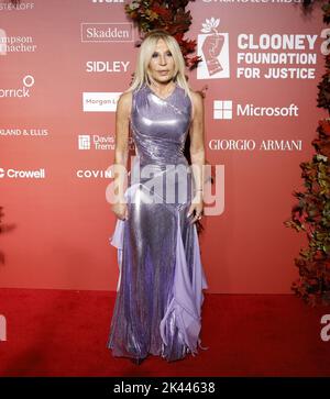 New York, Usa. 29. September 2022. Donatella Versace trifft am Donnerstag, dem 29. September 2022 in New York City, auf dem roten Teppich bei den Albie Awards der Clooney Foundation for Justice in der New York Public Library ein. Foto von John Angelillo/UPI Credit: UPI/Alamy Live News Stockfoto