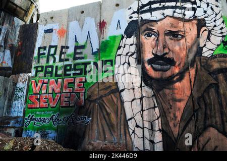 Wandgemälde von Yasser Arafat an der israelischen Mauer in der Nähe des Kalandia Checkpoints zwischen Jerusalem und Ramallah. Stockfoto