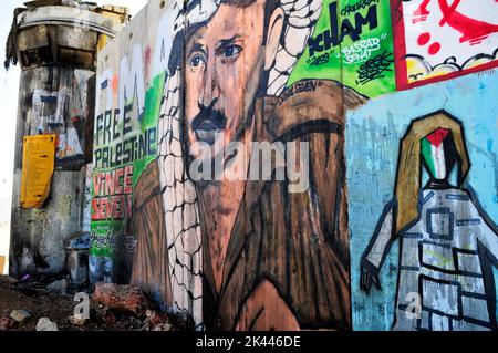 Wandgemälde von Yasser Arafat an der israelischen Mauer in der Nähe des Kalandia Checkpoints zwischen Jerusalem und Ramallah. Stockfoto