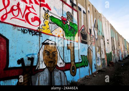 Wandgemälde von Yasser Arafat an der israelischen Mauer in der Nähe des Kalandia Checkpoints zwischen Jerusalem und Ramallah. Stockfoto