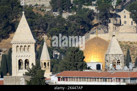 Blick auf den Felsendom und die lutherische Kirche des Erlösers in der Altstadt von Jerusalem. Stockfoto