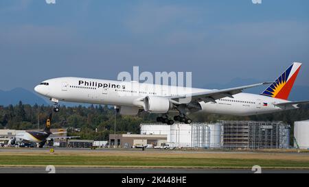 Richmond, British Columbia, Kanada. 26. September 2022. Eine Boeing 777-300ER (RP-C7776) von Philippine Airlines landet auf dem internationalen Flughafen Vancouver. (Bild: © Bayne Stanley/ZUMA Press Wire) Stockfoto