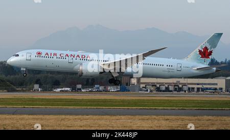 Richmond, British Columbia, Kanada. 27. September 2022. Ein Air Canada Boeing 787-9 Dreamliner-Jetliner (C-FGFZ) landet auf dem internationalen Flughafen Vancouver. (Bild: © Bayne Stanley/ZUMA Press Wire) Stockfoto