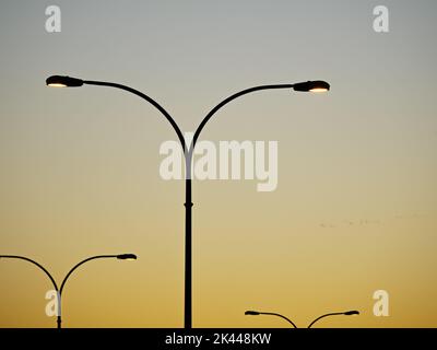 Richmond, British Columbia, Kanada. 6. September 2022. Die Straßenlaternen werden eingeschaltet, wenn die Dämmerung zur Dämmerung wird. (Bild: © Bayne Stanley/ZUMA Press Wire) Stockfoto