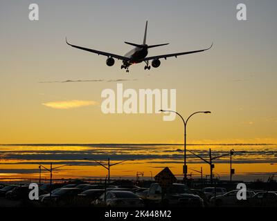 Richmond, British Columbia, Kanada. 6. September 2022. Ein Airbus A350-900 von Sichuan Airlines (B-306N) landet bei Sonnenuntergang am internationalen Flughafen Vancouver. (Bild: © Bayne Stanley/ZUMA Press Wire) Stockfoto