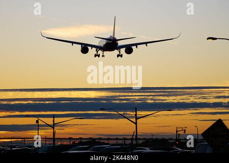 Richmond, British Columbia, Kanada. 6. September 2022. Ein Airbus A350-900 von Sichuan Airlines (B-306N) landet bei Sonnenuntergang am internationalen Flughafen Vancouver. (Bild: © Bayne Stanley/ZUMA Press Wire) Stockfoto