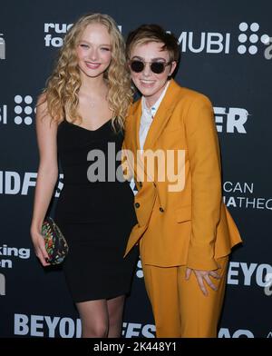 Santa Monica, USA. 29. September 2022. Amiah Miller, Elsie Fisher, kommt zur Weltpremiere des EXORZISMUS MEINER BESTEN FREUNDE, der am Donnerstag, dem 29. September 2022, im Aero Theatre in Santa Monica, CA, abgehalten wurde. (Foto: Juan Pablo Rico/Sipa USA) Quelle: SIPA USA/Alamy Live News Stockfoto