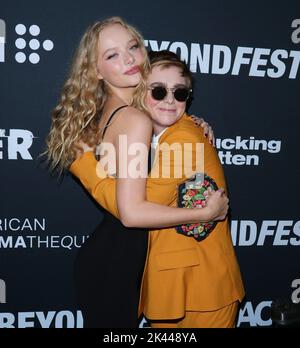 Santa Monica, USA. 29. September 2022. Amiah Miller, Elsie Fisher, kommt zur Weltpremiere des EXORZISMUS MEINER BESTEN FREUNDE, der am Donnerstag, dem 29. September 2022, im Aero Theatre in Santa Monica, CA, abgehalten wurde. (Foto: Juan Pablo Rico/Sipa USA) Quelle: SIPA USA/Alamy Live News Stockfoto