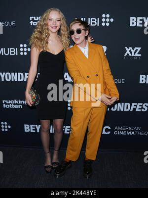 Santa Monica, USA. 29. September 2022. Amiah Miller, Elsie Fisher, kommt zur Weltpremiere des EXORZISMUS MEINER BESTEN FREUNDE, der am Donnerstag, dem 29. September 2022, im Aero Theatre in Santa Monica, CA, abgehalten wurde. (Foto: Juan Pablo Rico/Sipa USA) Quelle: SIPA USA/Alamy Live News Stockfoto