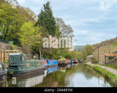 27. April 2022: Hebden Bridge, West Yorkshire, UK - Schmalboot bei Mayroyd Moorings entlang des Rochdale Kanals bei Hebden Bridge. Stockfoto