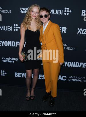 Santa Monica, USA. 29. September 2022. Amiah Miller, Elsie Fisher, kommt zur Weltpremiere des EXORZISMUS MEINER BESTEN FREUNDE, der am Donnerstag, dem 29. September 2022, im Aero Theatre in Santa Monica, CA, abgehalten wurde. (Foto: Juan Pablo Rico/Sipa USA) Quelle: SIPA USA/Alamy Live News Stockfoto