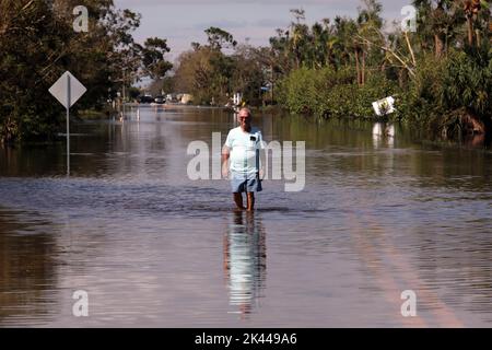 Fort Myers, Usa. 29. September 2022. Am Donnerstag, den 29. September 2022, geht der Mensch auf einer überfluteten Straße entlang, als der Sturm Ian in Fort Myers, Florida, Gebiete mit 150 MPH-Winden beschädigte und überflutete. Ian könnte der tödlichste in der Geschichte Floridas sein, da er sowohl die West- als auch die Ostküste des Staates heimgesucht hat. Foto von Thom Baur/UPI Credit: UPI/Alamy Live News Stockfoto