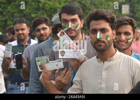 Lahore, Punjab, Pakistan. 29. September 2022. Ein Blick auf das internationale Cricket-Spiel 5. T20 zwischen Pakistan und England im Gaddafi Cricket Stadium in Lahore. Pakistan gewinnt das internationale Cricket-Spiel 5. T20 mit fünf Durchläufen. (Bild: © Rana Sajid Hussain/Pacific Press via ZUMA Press Wire) Stockfoto