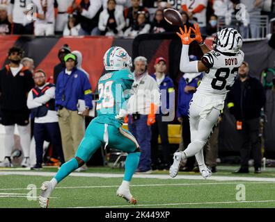 Der Cincinnati Bengals-Breitempfänger Tyler Boyd (83) macht den Fang unter dem Druck der Miami Dolphins Kader Kohou (28) während der zweiten Spielhälfte im Paycor Stadium, Donnerstag, 29. September 2022 in Cincinnati, Ohio. Foto von John Sommers II/UPI Stockfoto