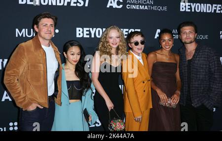 Santa Monica, USA. 29. September 2022. Christopher Lowell, Cathy Ang, Amiah Miller, Elsie Fisher, Rachel Ogechi Kanu, Clayton Johnson kommt zur Weltpremiere des EXORZISMUS MEINER BESTEN FREUNDE, der am Donnerstag, dem 29. September 2022, im Aero Theatre in Santa Monica, CA, abgehalten wird. (Foto: Juan Pablo Rico/Sipa USA) Quelle: SIPA USA/Alamy Live News Stockfoto