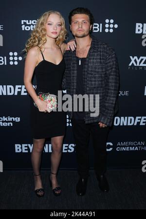 Santa Monica, USA. 29. September 2022. Amiah Miller, Clayton Johnson kommt zur Weltpremiere des EXORZISMUS MEINER BESTEN FREUNDE, der am Donnerstag, dem 29. September 2022, im Aero Theatre in Santa Monica, CA, abgehalten wurde. (Foto: Juan Pablo Rico/Sipa USA) Quelle: SIPA USA/Alamy Live News Stockfoto