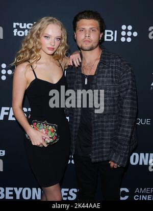 Santa Monica, USA. 29. September 2022. Amiah Miller, Clayton Johnson kommt zur Weltpremiere des EXORZISMUS MEINER BESTEN FREUNDE, der am Donnerstag, dem 29. September 2022, im Aero Theatre in Santa Monica, CA, abgehalten wurde. (Foto: Juan Pablo Rico/Sipa USA) Quelle: SIPA USA/Alamy Live News Stockfoto