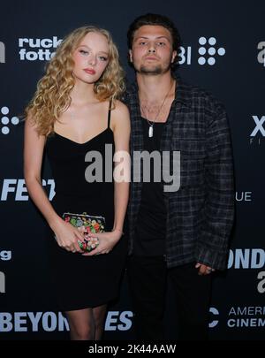 Santa Monica, USA. 29. September 2022. Amiah Miller, Clayton Johnson kommt zur Weltpremiere des EXORZISMUS MEINER BESTEN FREUNDE, der am Donnerstag, dem 29. September 2022, im Aero Theatre in Santa Monica, CA, abgehalten wurde. (Foto: Juan Pablo Rico/Sipa USA) Quelle: SIPA USA/Alamy Live News Stockfoto