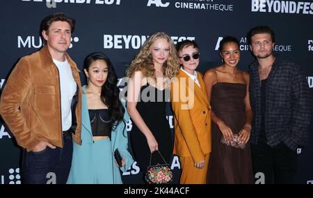 Santa Monica, USA. 29. September 2022. Christopher Lowell, Cathy Ang, Amiah Miller, Elsie Fisher, Rachel Ogechi Kanu, Clayton Johnson kommt zur Weltpremiere des EXORZISMUS MEINER BESTEN FREUNDE, der am Donnerstag, dem 29. September 2022, im Aero Theatre in Santa Monica, CA, abgehalten wird. (Foto: Juan Pablo Rico/Sipa USA) Quelle: SIPA USA/Alamy Live News Stockfoto