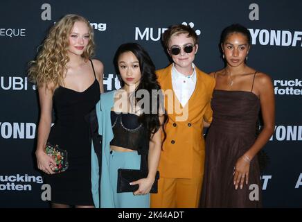 Santa Monica, USA. 29. September 2022. Amiah Miller, Cathy Ang, Elsie Fisher, Rachel Ogechi Kanu kommen zur Weltpremiere des EXORZISMUS MEINER BESTEN FREUNDE, der am Donnerstag, dem 29. September 2022, im Aero Theatre in Santa Monica, CA, stattfand. (Foto: Juan Pablo Rico/Sipa USA) Quelle: SIPA USA/Alamy Live News Stockfoto