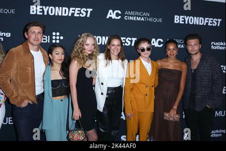 Santa Monica, USA. 29. September 2022. Christopher Lowell, Cathy Ang, Amiah Miller, Julie Rapaport, Elsie Fisher, Rachel Ogechi Kanu, Clayton Johnson kommt zur Weltpremiere des EXORZISMUS MEINER BESTEN FREUNDE, der am Donnerstag, dem 29. September 2022, im Aero Theatre in Santa Monica, CA, abgehalten wird. (Foto: Juan Pablo Rico/Sipa USA) Quelle: SIPA USA/Alamy Live News Stockfoto