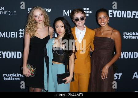 Santa Monica, USA. 29. September 2022. Amiah Miller, Cathy Ang, Elsie Fisher, Rachel Ogechi Kanu kommen zur Weltpremiere des EXORZISMUS MEINER BESTEN FREUNDE, der am Donnerstag, dem 29. September 2022, im Aero Theatre in Santa Monica, CA, stattfand. (Foto: Juan Pablo Rico/Sipa USA) Quelle: SIPA USA/Alamy Live News Stockfoto