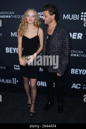 Santa Monica, USA. 29. September 2022. Amiah Miller, Clayton Johnson kommt zur Weltpremiere des EXORZISMUS MEINER BESTEN FREUNDE, der am Donnerstag, dem 29. September 2022, im Aero Theatre in Santa Monica, CA, abgehalten wurde. (Foto: Juan Pablo Rico/Sipa USA) Quelle: SIPA USA/Alamy Live News Stockfoto