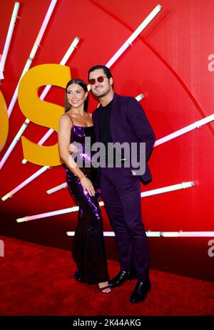 Los Angeles, Kalifornien, USA 28.. September 2022, Jenna Johnson und Val Chmerkovskiy nehmen an der Los Angeles Premiere von Universal Pictures' 'Bros' in Teil Stockfoto